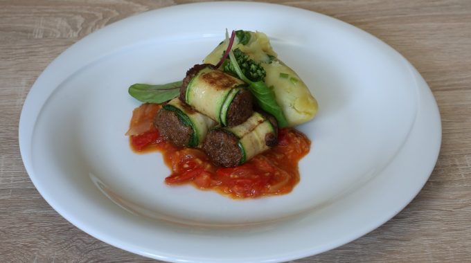 Zucchini stuffed with minced meat